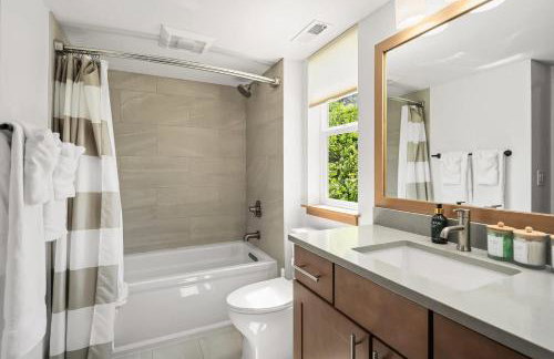 Luxury 6 BR Mansion w Water Views & Walk to Beach - Foto 33