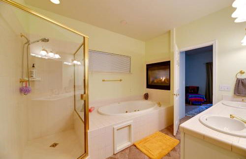 Spacious Grants Pass Home with Hot Tub and River Views - Foto 15