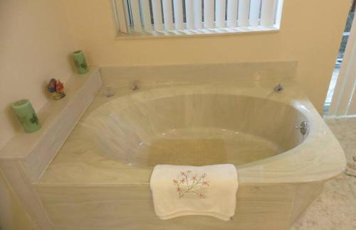 Spacious villa, pool, water views, walk to beach - Foto 20