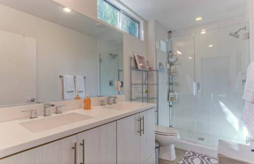 Chic Silver Lake Oasis with Breathtaking City Skyline Views, Private Rooftop & Garage - Foto 15