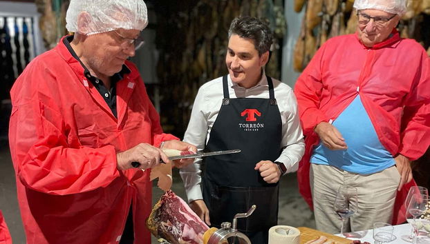 Aprendiendo a cortar jamón