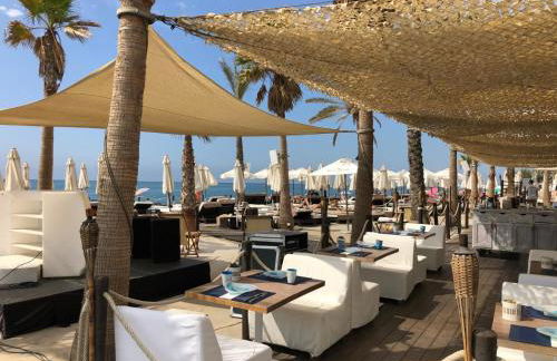 Luxury 3 Bedroom Apartment 300m from the Beach - Photo 42