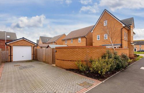 Detached House in Brooklands - Prime Location - Driveway Parking, Self-Check-In, Fast WiFi and Smart TV by Yoko Property - Foto 35