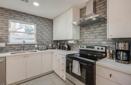 4-BD Mid-Modern Century with Firepit & Playground - Foto 12