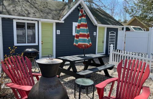 Cottage 5-6 - 2 Bedroom 1 Bath End Unit with Kitchenette Private Courtyard Pet Friendly fee applies - Photo 18