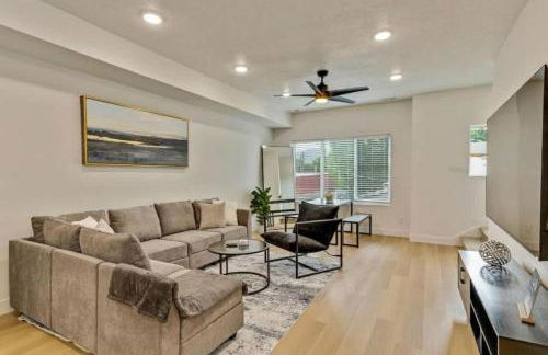 3 Min to DT - 2 Car Garage - Lux Townhome - King Bed - Foto 20
