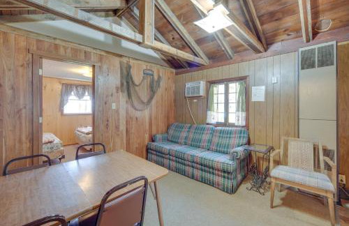 Stone Lake Cabin with Private Deck and Fire Pit! - Foto 6