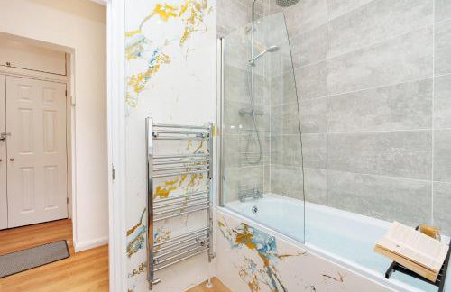 Stylish 3 Bedroom Sea View Apartment -Free Parking- Sleeps 9 - Photo 10