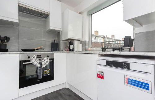 Beautiful Orpington Home w Pool Table and Driveway - Photo 28