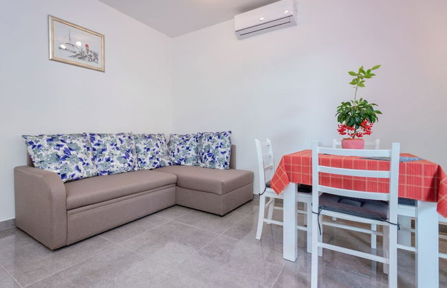 Newly Furnished apt w. Patio,parking & Fireplace - Photo 9