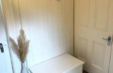 Freshly decorated apartment 10 mins from Cotswolds Child Friendly Great location with plenty of nearby free parking freestanding bath and outdoor private terrace area - Foto 32