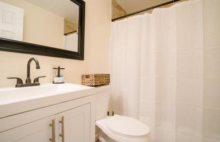 5BR & 4BA Lovely House with Beautiful Backyard in VA - Foto 23