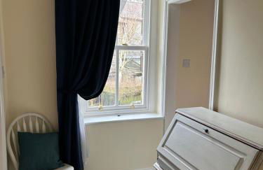 The Buxton Retreat A Luxurious 3-Storey Townhouse with Four Poster Bed and Double Jacuzzi Bath" - Photo 7