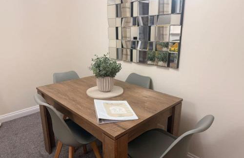 Ivy House - 3-Bed, Sleeps 4, Parking, WiFi, Contractors - Foto 5