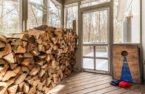 Luxe Lake Harmony Home, Game Room, Firepit, Deck - Foto 34