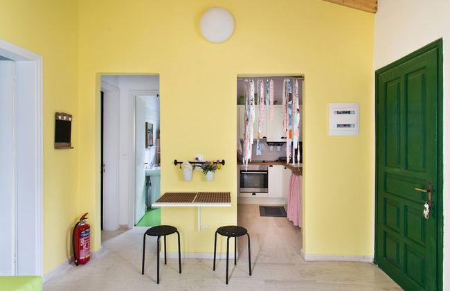 Cute Yellow Handmade House With Garden - Foto 45