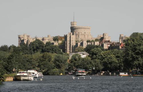 Queen Annes court luxury apartment on high street - Photo 18