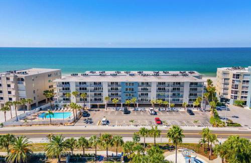 Escape to Beach Oasis! New Management! Updated Beachside Condo with Heated Pool! - Foto 2