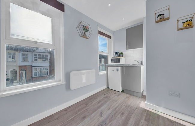 Lovely 1-bed Studio in West Drayton - Photo 9