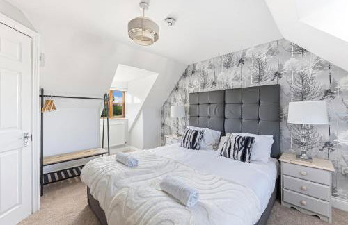 Loughton House - Central Location - Driveway Parking, Self-Check-In, Garden, Super-Fast Wifi and Smart TVs by Yoko Property - Foto 2
