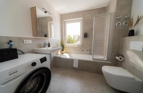 C4S COME4STAY Altötting - 3-Zi Whg I Zentrale Lage I Parkplatz I Balkon I WIFI I SmartTV I 1 Kingsize, 1 Queensize Bett I Office Arbeitsplatz I Wohnbereich mit Couch und Essbereich I voll ausgestattete Küche I Nespresso - Foto 27