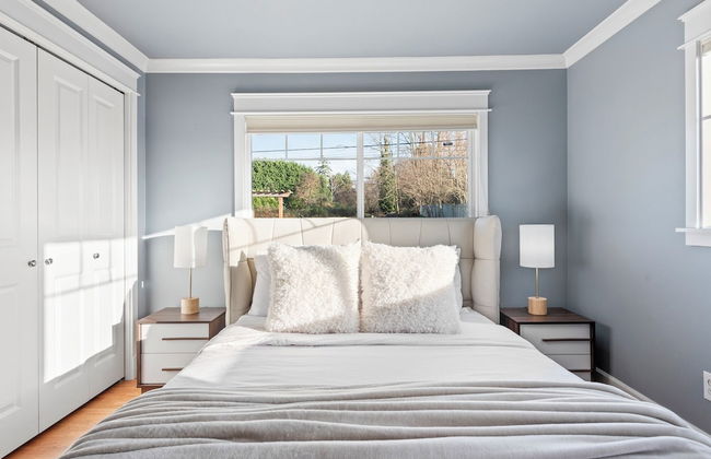 Renton Lakeside Oasis, Lakeview, 4B 2.5B, Spacious - Photo 3