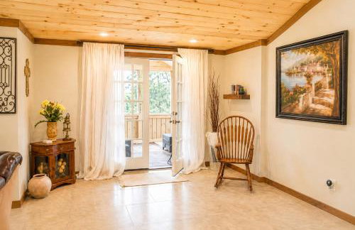 Villa Serena Tuscan Theme home with a HIDDEN lounge, fire pit, lawn games, creek - Foto 18