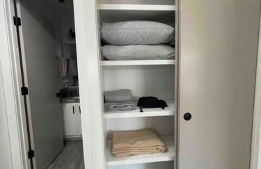 Entire Modern House with King bed & 65inTV - Foto 39