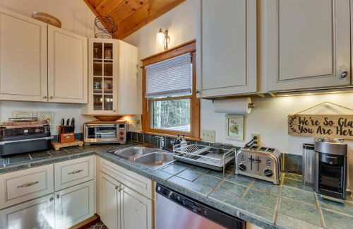 Cabin with Hot Tub and WiFi 4 Mi to Snowshoe Resort - Foto 12