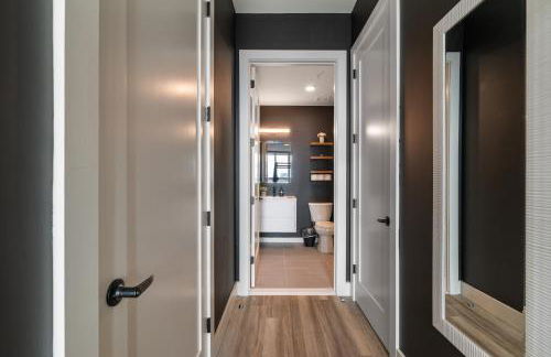 2BR 2BA, King bd, Gym, Free Parking, 8min to Train - Foto 22