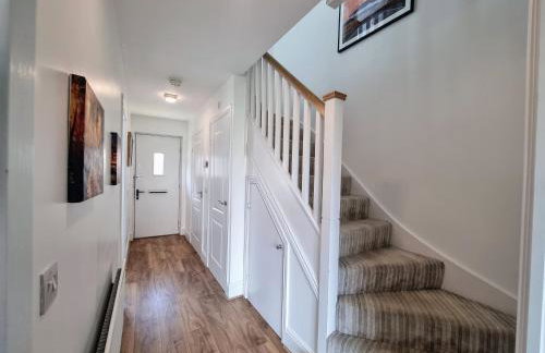 Spacious 4BR House Sleeps 8 with Free Parking, Contractor Friendly, Near Basildon Hospital & London Links - Foto 11