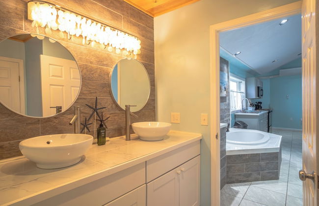 Elegant Suite with Jacuzzi - Photo 6