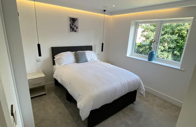 Lovely 2 Bedroom Flat with Parking - Photo 4