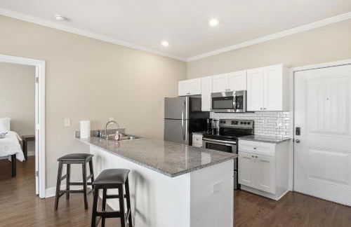 Relax and Explore Poolside Stay Near Local Spots - Foto 20