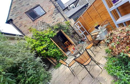 Lovely artist's home ecently refurbished - Photo 8