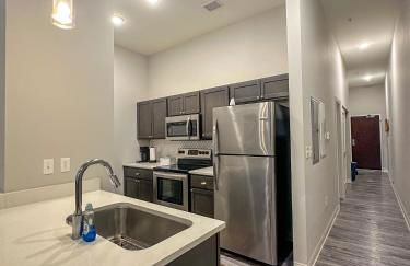 Your Downtown Oasis, Pool Gym in Building Steps from Dining and Top Sights - Foto 15