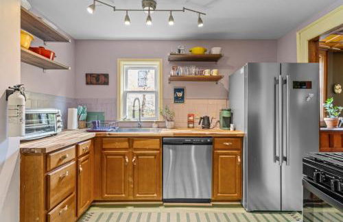 Historic & Spacious 3 Bedroom Family Gem on Peaceful Street - Foto 26