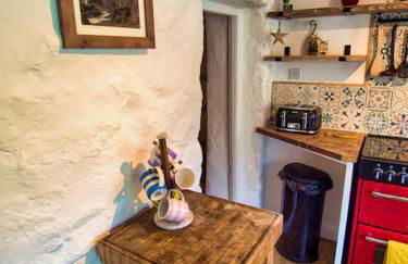 Knocker Cottage is a 3 bedroom made up of 1 double bedroom and 2 small double bedrooms in small village 10 min to beaches - Foto 73