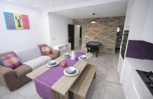 Spacious 5BR Home with Garden, Games & Parking Near Heathrow Windsor - Photo 7