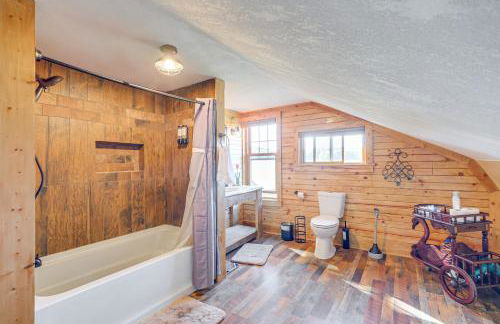 Pellston Farmhouse with Snowmobile Trail Access! - Foto 19