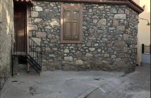 wood and stone in the path of lava - Foto 33