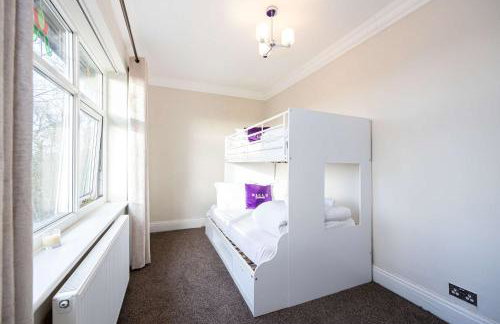 Detached House In Prestwich Sleeps 10 with Parking - Foto 41