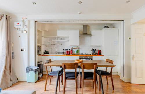 Snug 2BD Flat with Patio Heart of North London - Foto 17