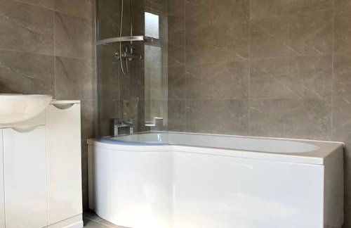 Rhondda Valleys with Breathtaking Riverside Views - Foto 14