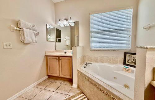 Luxury Village 4BR Pool Home near Disney Parks - Foto 42