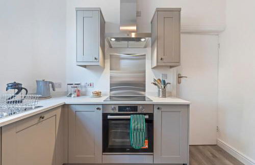 Charming and Spacious Home in Cradley Heath by 53 Degrees Property Sleeps 8 - Foto 6