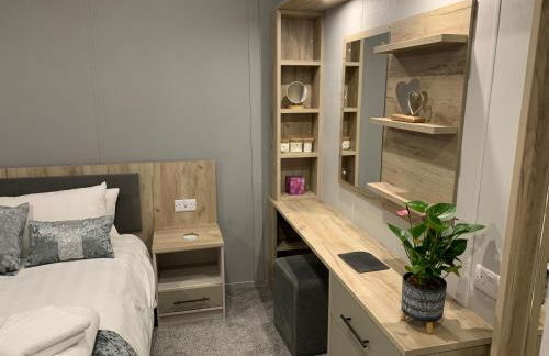 Bay Tree Lodge: Lakeside lodge w/hot tub & cinema surround sound - Foto 19