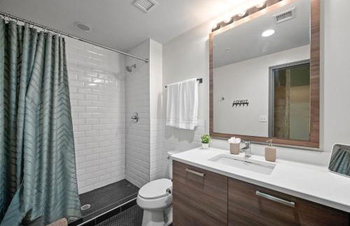 Stunning Downtown Apartment with Pool, Laundry, Parking - Foto 8