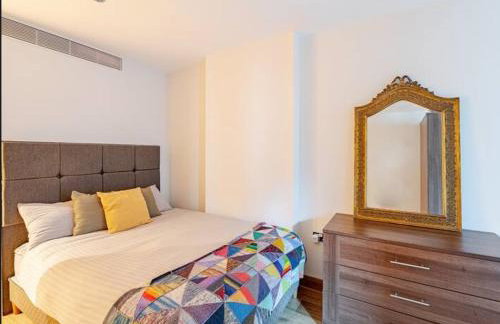 Chelsea Riverfront 2BR & Balcony - Foto 10