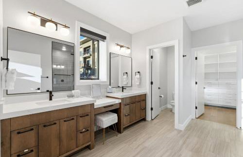 Luxury Hideout w Hot Tub Steam Shower - Photo 48